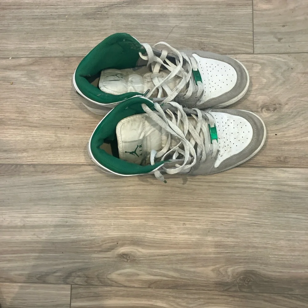 NIKE AIR JORDAN 1 MID SE GREY PINE GREEN SNEAKERS SIZE 7Y - Picture 6 of 7